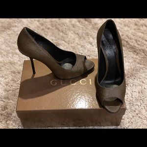 (SOLD) Gucci leather guccisima pumps size 8